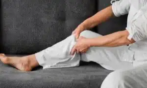 imagem de uma pessoa sofrendo com a síndrome das pernas inquietas